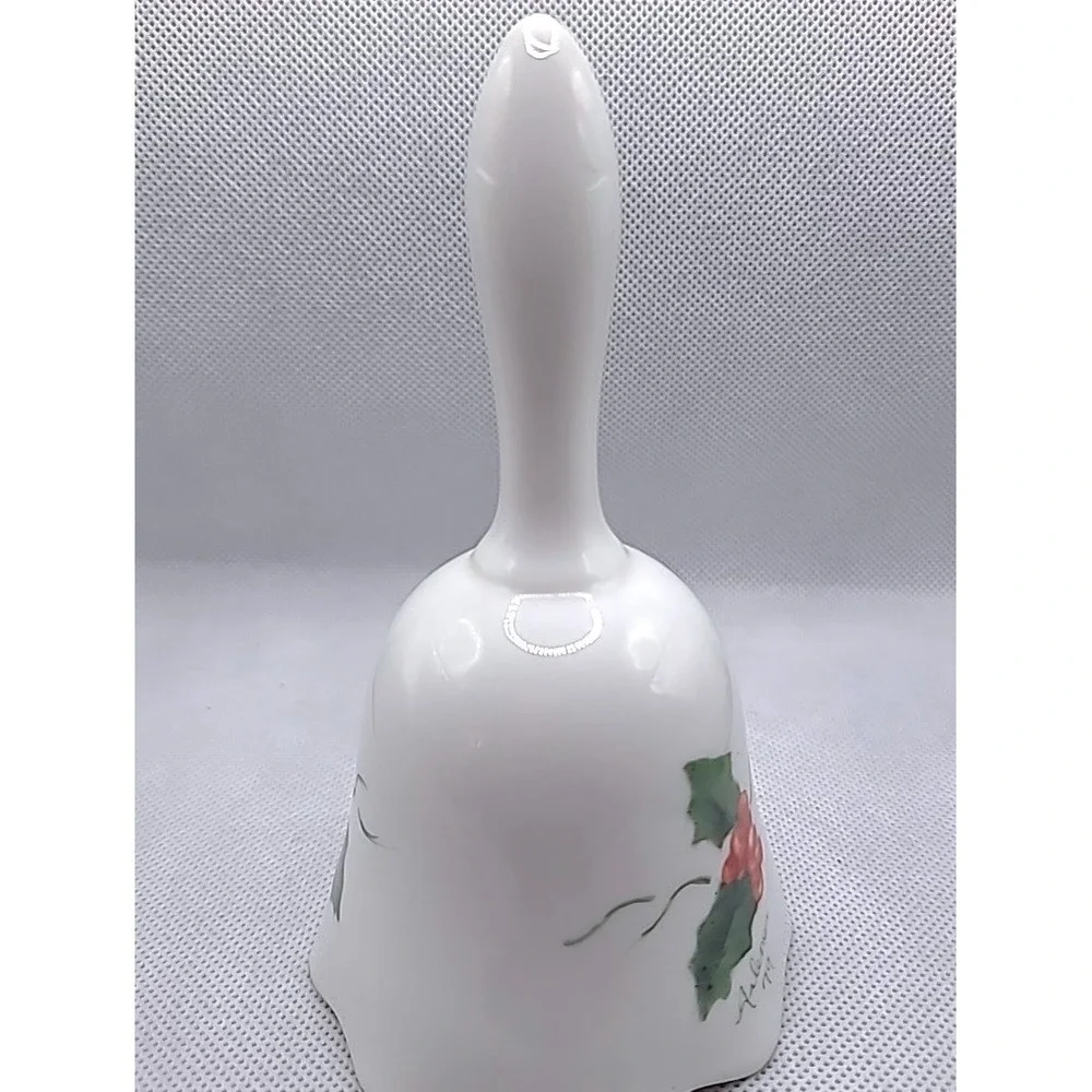 Vintage‎ Hand Painted Christmas Bell Porcelain 1979 Holly Berries Arlene Signed